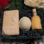 Συσκευασία δώρου με σαπούνι γλυκερίνης – άλατα μπάνιου – μπάλα αρωματοθεραπείας